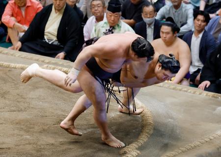 霧島（手前）の下手投げで敗れる大の里＝両国国技館