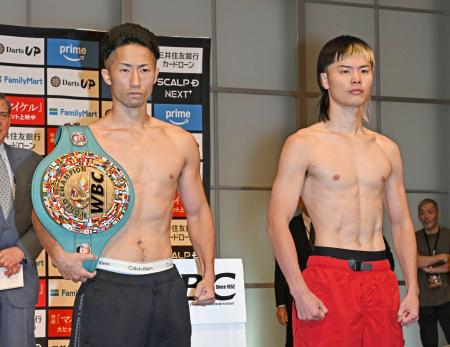 前日計量を終え写真に納まるＷＢＣバンタム級王者の井上拓真（左）と挑戦者の那須川天心＝２６日、東京都内