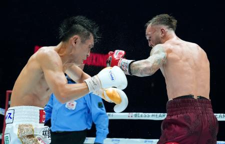 ６回、サム・グッドマン（右）のパンチを浴びる西田凌佑＝トヨタアリーナ東京
