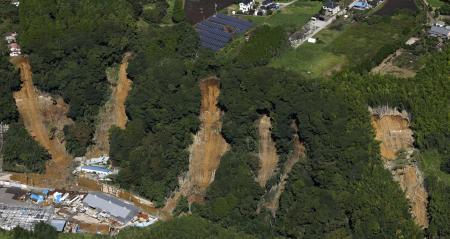 台風２５号の影響による大雨で土砂が崩れた千葉県長柄町＝２２日