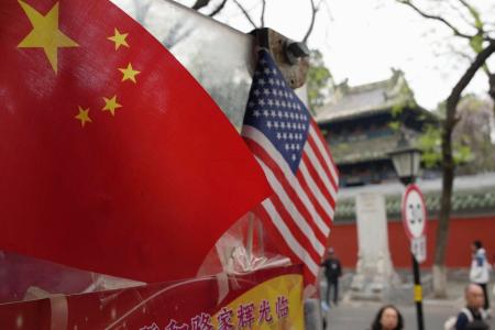 北京市内の土産物店に掲げられた中国と米国の国旗（共同）