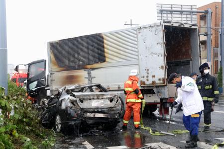 国道３５７号交差点でトラックと衝突し、炎上した乗用車＝２９日午前８時１５分、千葉市中央区