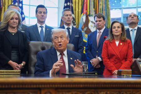 燃費基準に関するイベントで演説するトランプ米大統領＝２０２５年１２月、ワシントン（ＡＰ＝共同）