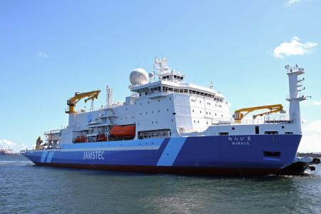 海洋研究開発機構へ引き渡される北極域研究船「みらい２」＝１４日、横浜市鶴見区（海洋研究開発機構、ジャパンマリンユナイテッド提供）