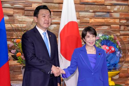 会談前に握手する高市首相（右）とモンゴルのオチラル首相＝２９日午後、首相官邸