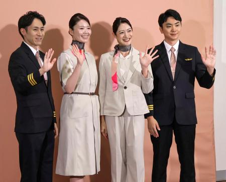 関西空港でお披露目されたピーチ・アビエーションの新制服＝１日午前
