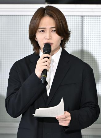猪俣周杜さんの契約解除を受け、取材に応じる「ｔｉｍｅｌｅｓｚ」の菊池風磨さん＝１日午後、東京都港区