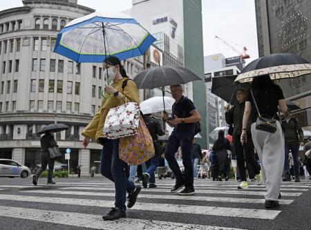 ９月２９日、東京・銀座を傘を差して歩く人たち。都心で連続降雨過去最長を記録した