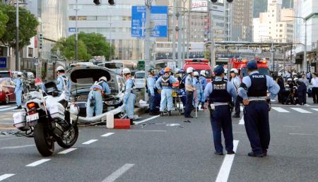 神戸市中央区の交通事故で、騒然とする現場周辺＝１日午後４時３４分