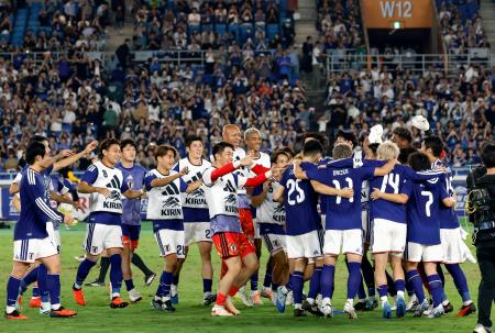 エクアドルとのＰＫ戦を制し喜ぶ日本代表＝日産スタジアム