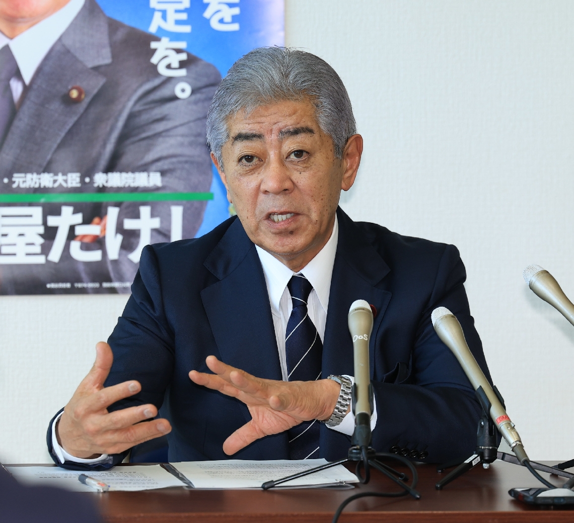 報道陣の質問に答える岩屋毅前外相＝２日、別府市野口元町