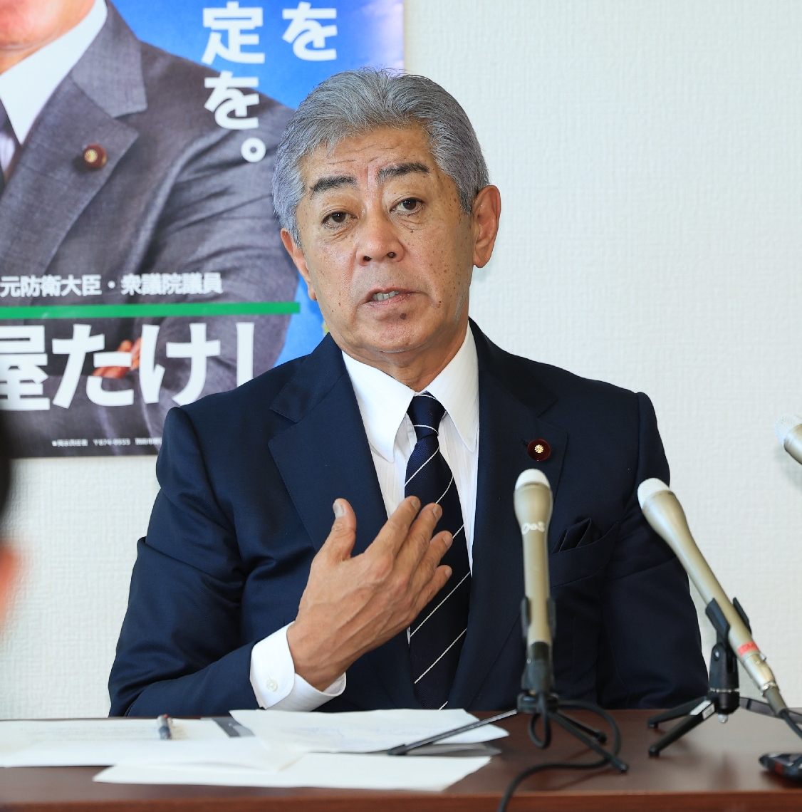 報道陣の質問に答える岩屋毅前外相