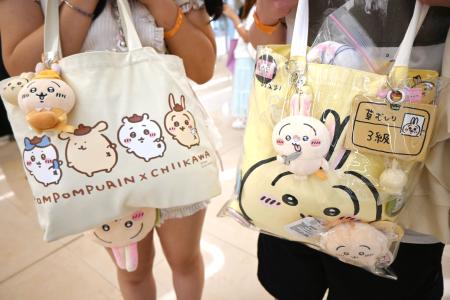 ちいかわ特別展に訪れたファンが手にしていたグッズ＝１日、中国・上海（共同）