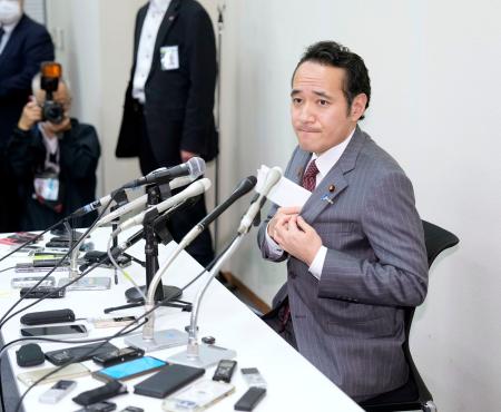 記者会見する簗農相＝２日午後、国会