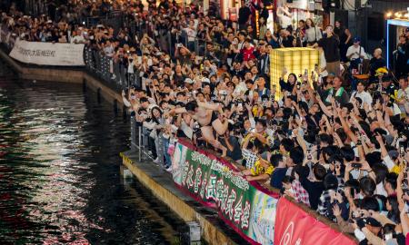 阪神タイガースがセ・リーグ連覇を決め、大阪・道頓堀に集まった人たち＝３日夜