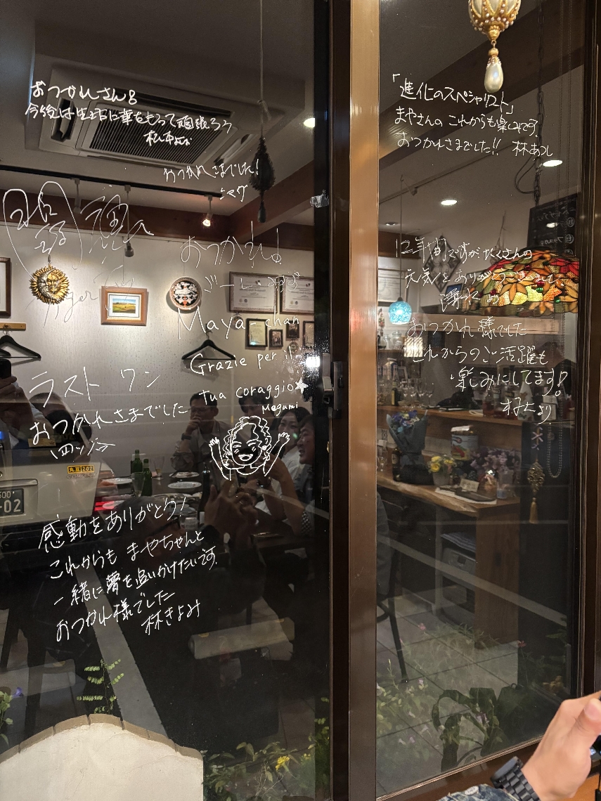 店の窓の寄せ書き＝３日、大分市