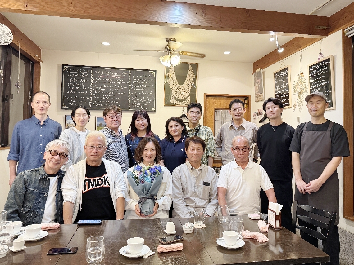 中西麻耶さんを囲んで記念撮影＝３日、大分市