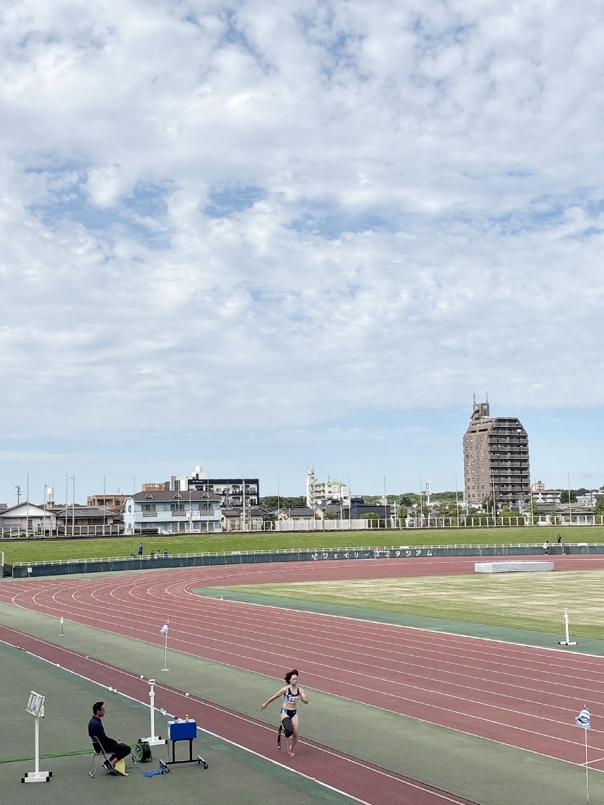 思い出深いジェイリーススタジアムを走る中西麻耶さん＝３日、大分市