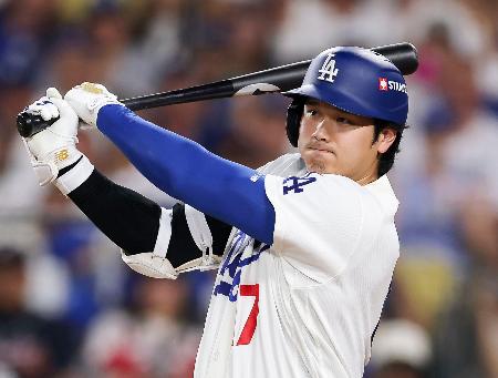 ブレーブス戦の５回、左前打を放つドジャース・大谷＝ロサンゼルス（ゲッティ＝共同）