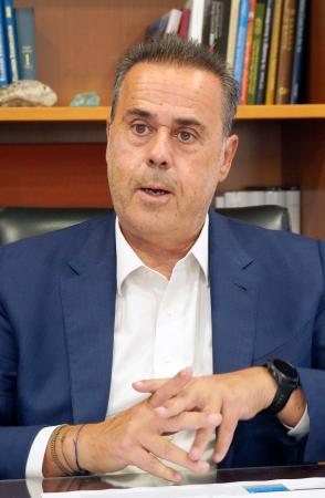 インタビューに答えるギリシャのパパスタブル環境・エネルギー相＝アテネ（共同）