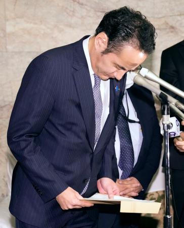 自治体予算削減発言を撤回し、謝罪する簗農相＝５日午後、国会