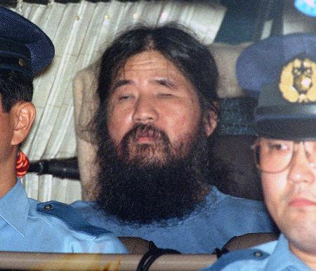 警視庁に移送されるオウム真理教の松本智津夫元死刑囚＝１９９５年９月、東京・霞が関