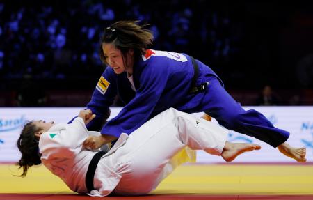 女子５２キロ級決勝　アリアネ・トロソレル（下）を攻める阿部詩。２年連続６度目の優勝を果たした＝バクー（共同）