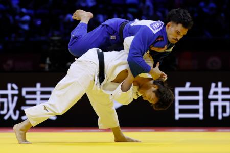 柔道の世界選手権男子６６キロ級で、スペイン選手（上）を破り日本男子単独最多となる５度目の優勝を果たした阿部一二三＝５日、アゼルバイジャン・バクー（共同）