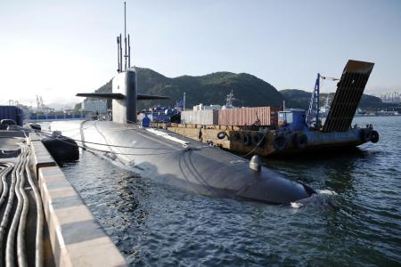米軍の戦略原子力潜水艦ケンタッキー＝２０２３年７月、韓国南部釜山の海軍基地（共同）