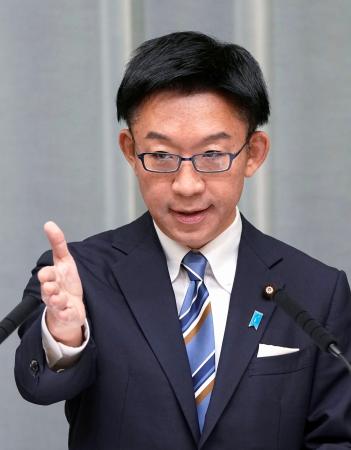 記者会見する中西官房副長官＝７日午後、首相官邸