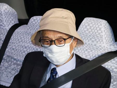 ノーベル化学賞に決まり、車に乗り自宅を出る☆合憲三（そあい・けんそう）・東京理科大名誉教授＝７日午後８時２０分ごろ、埼玉県志木市（注）☆は石ヘンに峡の旧字体のツクリ