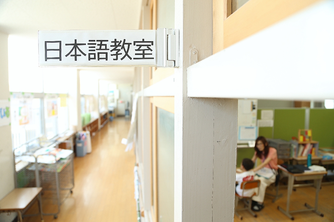 「日本語教室」と書かれた室名札＝７月中旬、中津市一ツ松の小楠小