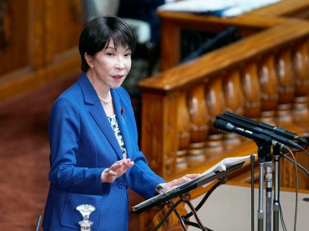 参院本会議で答弁する高市首相＝８日午前