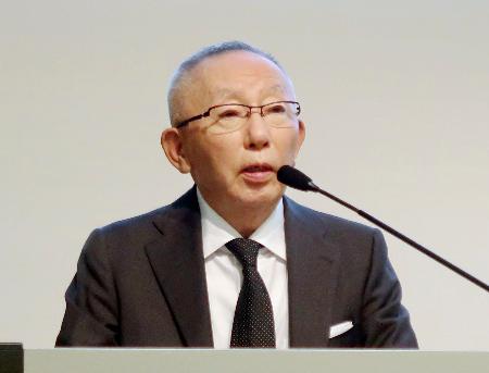 記者会見するファーストリテイリングの柳井正会長兼社長＝８日午後、東京都港区
