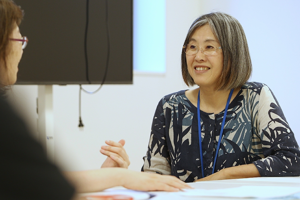 子ども日本語教室を率いる村上久美さん＝７月下旬、大分市荷揚町の大分中央公民館