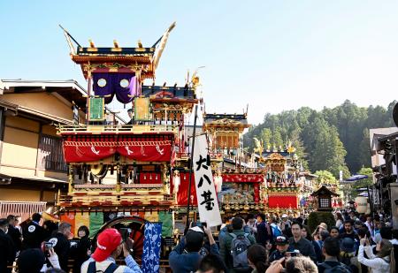 「秋の高山祭」が始まり、参道に並んだ豪華絢爛な屋台＝９日午前、岐阜県高山市