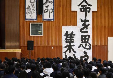 男子生徒が通っていた大津市の中学校で開かれた「命を思う集い」＝９日午前