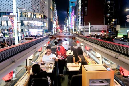 東京・銀座を走る「すしバス」＝６日
