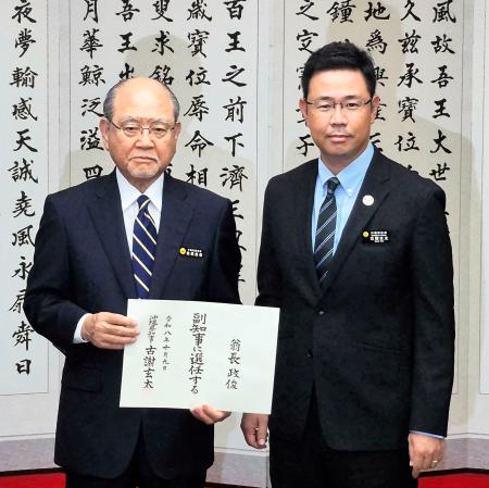 沖縄県の古謝玄太知事（右）から副知事の辞令交付を受けた翁長政俊氏＝９日午後、沖縄県庁