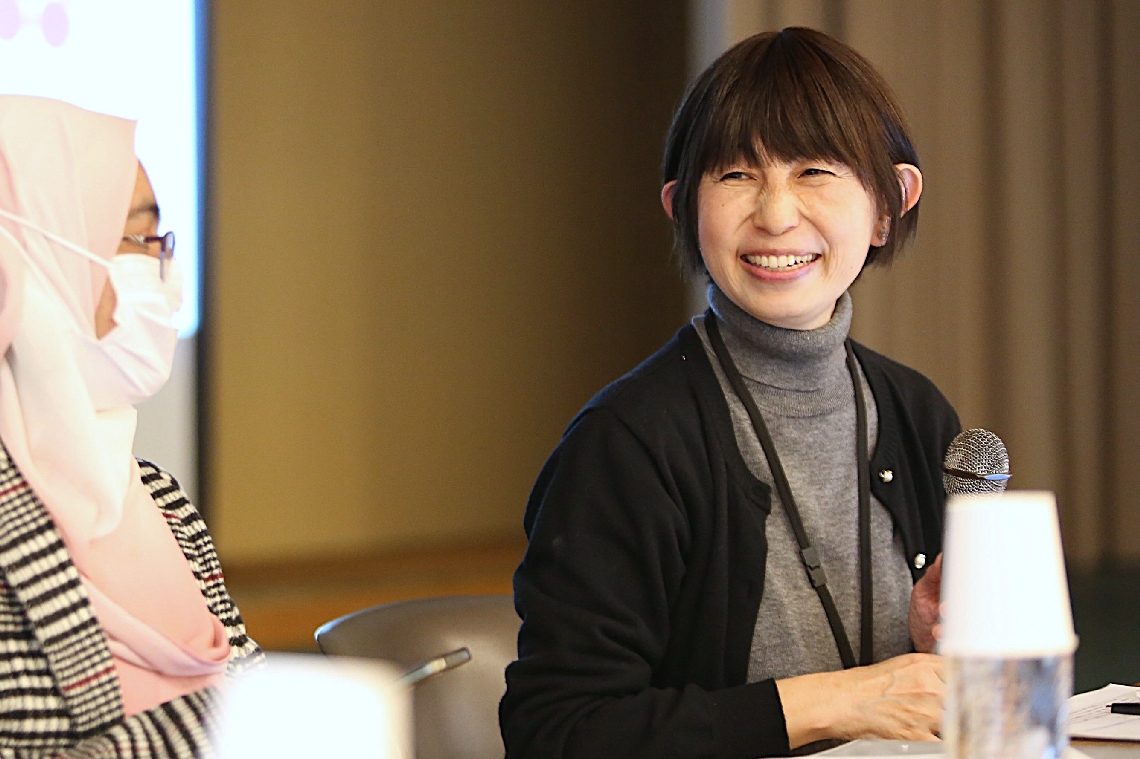 講演会で話す別府市教委の日本語指導員立山愛さん＝１月、同市