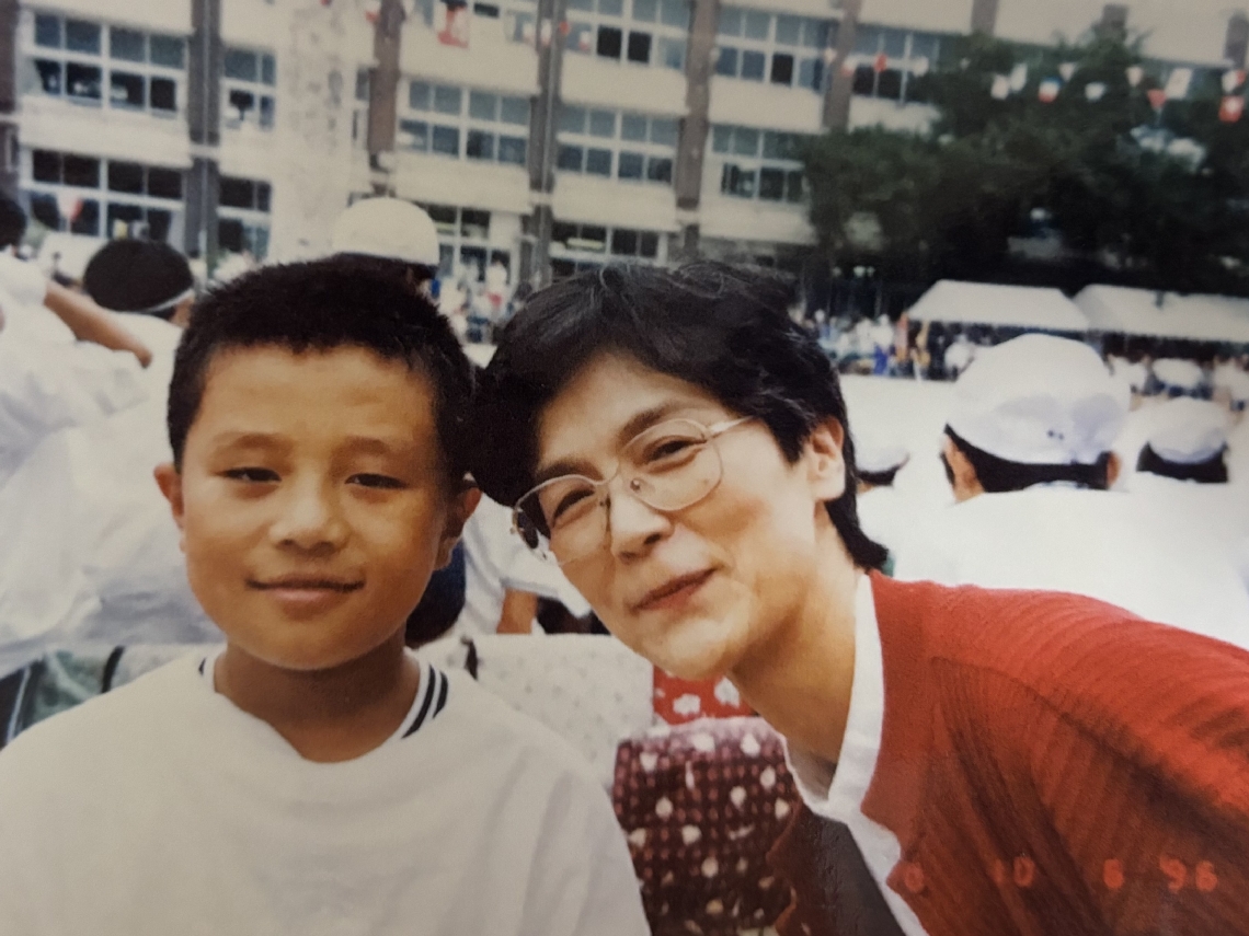 小学生時代の野村達雄さん（左）と、日本語を教えた阿部喜久枝さん
