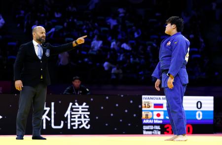 女子７８キロ超級準々決勝　マリア・イワノワに反則負けした新井万央＝バクー（共同）