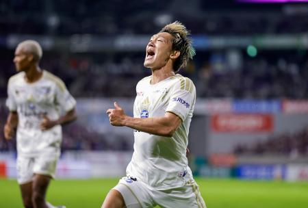 京都―町田　後半、決勝ゴールを決め喜ぶ町田・明本＝サンガＳ