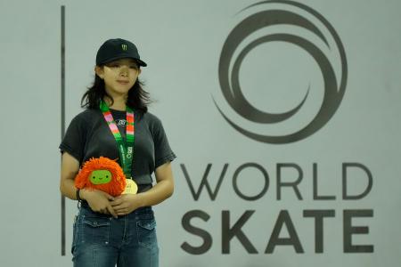 スケートボード・パークの世界選手権、優勝し、表彰台に立つ長谷川瑞穂＝１０日、アスンシオン（ＡＰ＝共同）