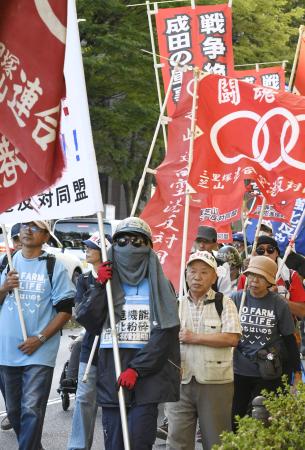 三里塚・芝山連合空港反対同盟北原派の集会後、デモ行進する人たち＝１１日午後、千葉県成田市