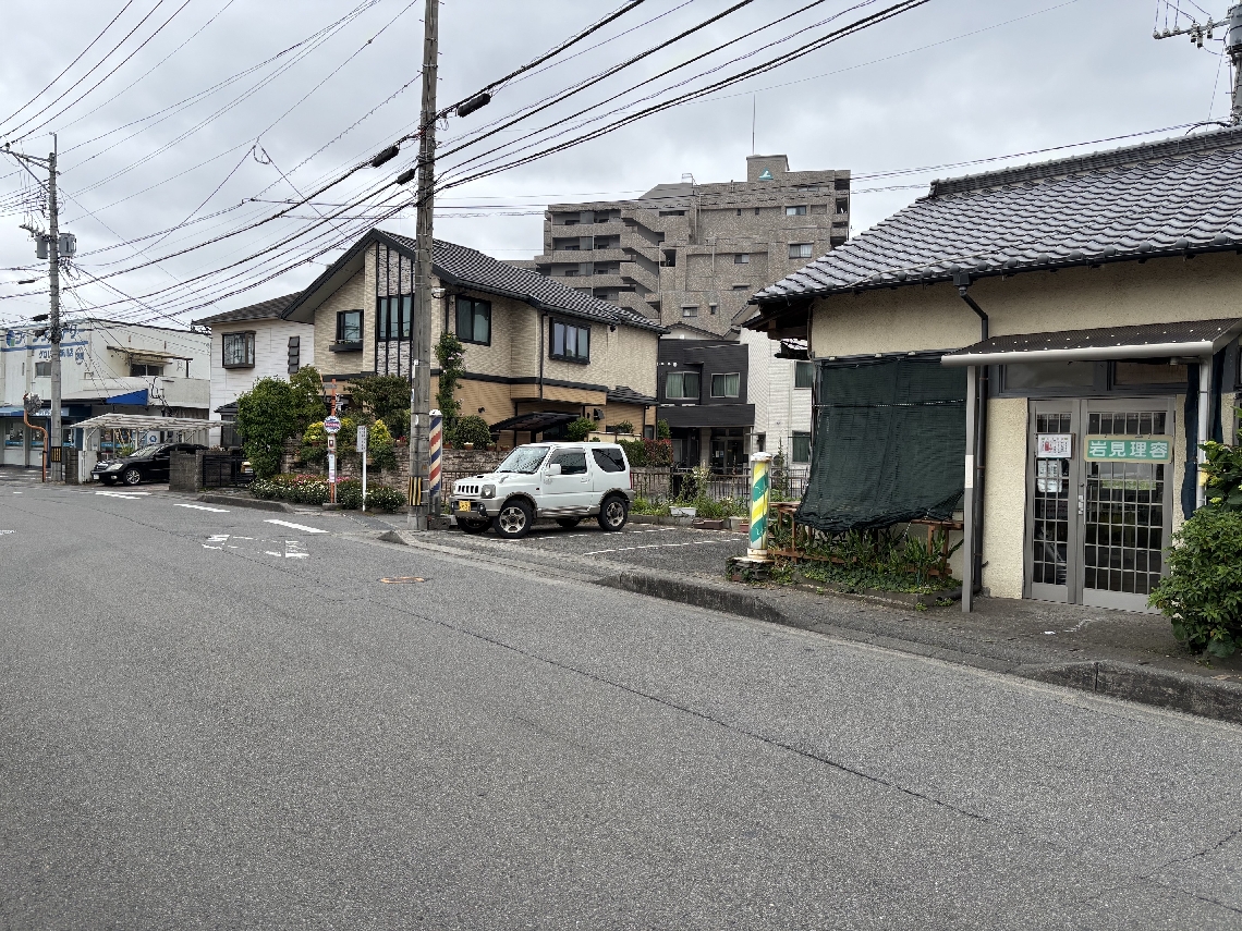 合同庁舎前稲荷と岩見理容店＝大分市新川町