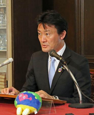 記者会見する井林国交相＝１３日午前、国会