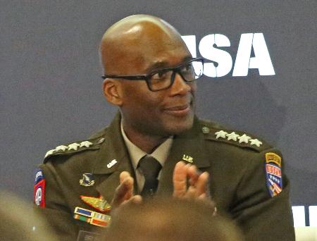 １２日、ワシントンでイベントに登壇した在韓米軍のブランソン司令官（共同）