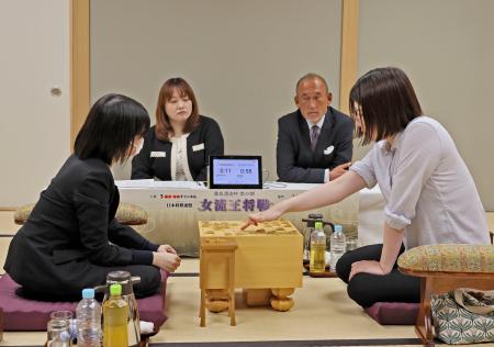 将棋の第４８期霧島酒造杯女流王将戦３番勝負の第２局で、対局を振り返る西山朋佳女流王将（右）と中七海女流三段＝１３日午後、東京都渋谷区の将棋会館