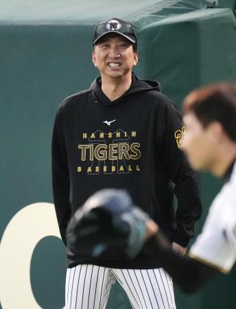 ＣＳファイナルを控え、笑顔で練習を見守る阪神・藤川監督＝甲子園